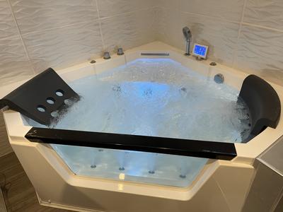Ariel  ARIEL 59-in x 59-in White Acrylic Corner Alcove Whirlpool Tub with