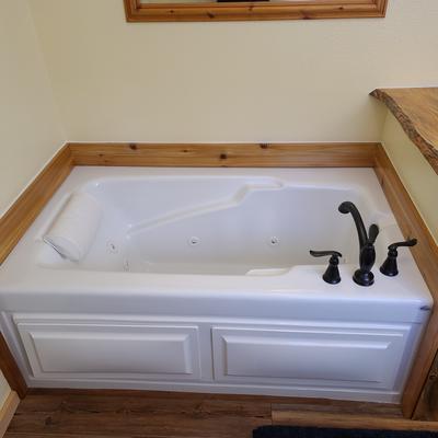 Laurel Mountain Warren ll 36-in x 72-in White Acrylic Oval Drop-In Air Bath  (Front Center Drain) in the Bathtubs department at