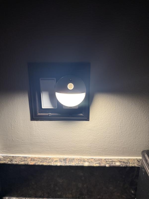 Utilitech White LED Motion Sensor Auto On/Off Night Light NL-CIRC-PI2-1 ...