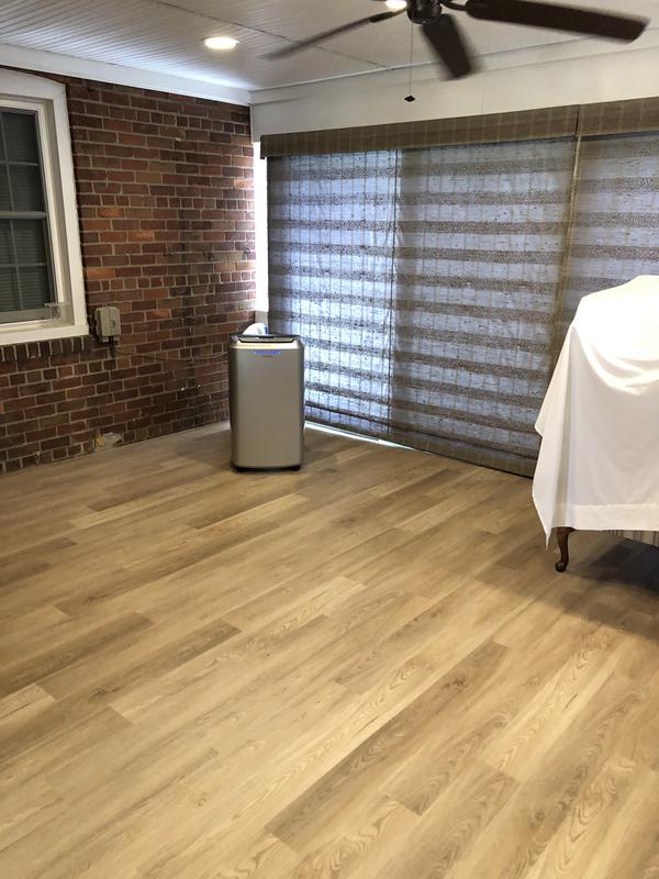 Shaw Matrix with Advance Flex Technology Sea Salt Hickory 6-in Wide x 3-1/5-mm Thick Waterproof Interlocking Luxury Vinyl Plank Flooring (23.63-sq ft)