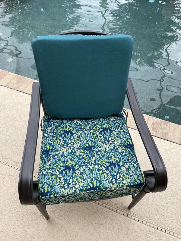 Style Selections 20-in x 21-in Hana Blue Tropical Patio Chair Cushion in  the Patio Furniture Cushions department at