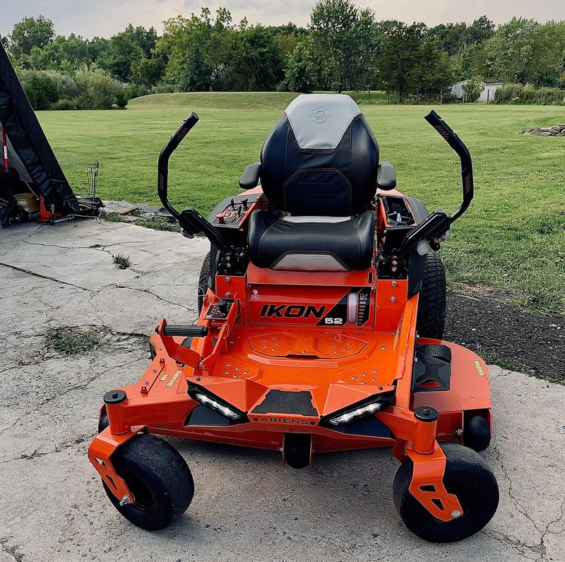 Ariens Ikon 52 in 23 HP V twin Gas Zero turn Riding Lawn Mower in