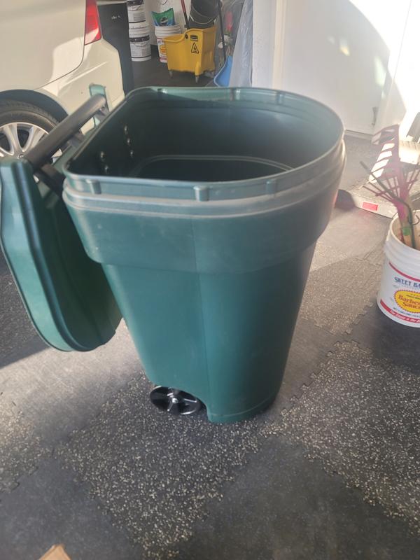 Project Source 50 Gallon Green Plastic Wheeled Hinged Lid Trash Can in ...