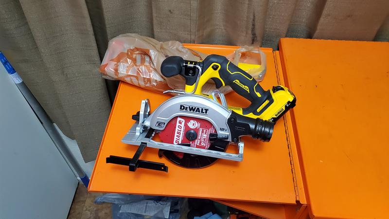 DEWALT XTREME 12 volt Max 5 3 8 in Brushless Cordless Circular Saw