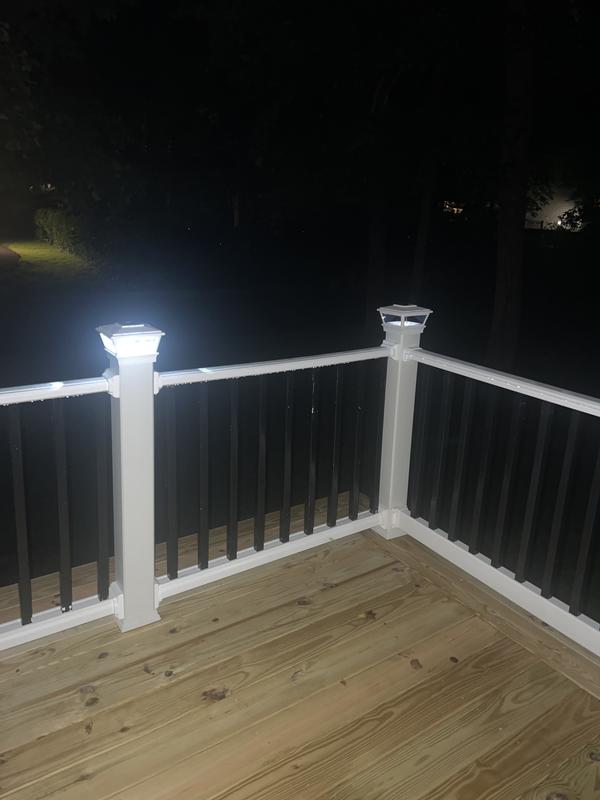 Deckorators 4-in x 4-in 2.4-Lumen 1-Watt White Battery-operated LED Outdoor Post Cap Light (6500 K)