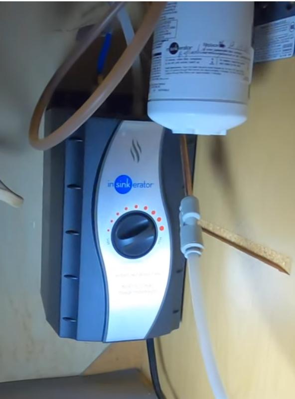 Robinet de cuisine noir mat-brossé Seul froid b - Economie d'eau