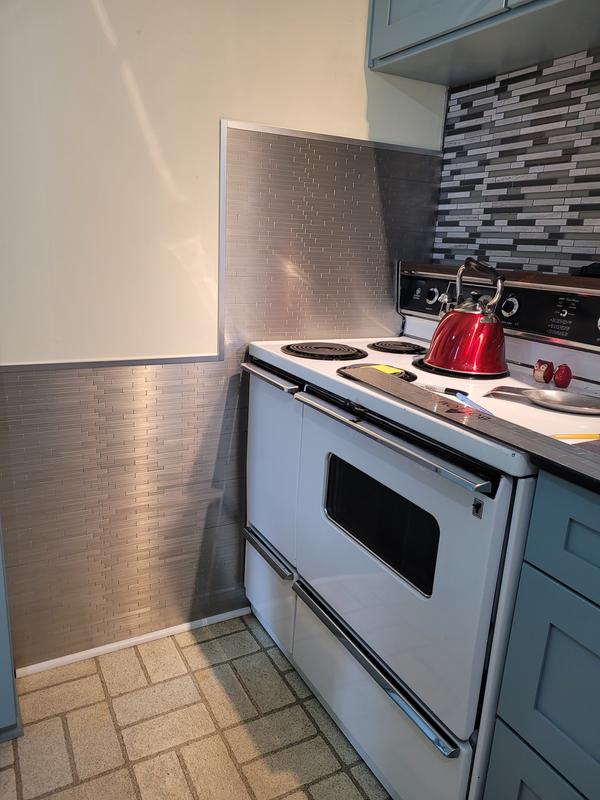 Need simple, low cost backsplash ideas for my new slide-in range, was  leaning toward a stainless panel but open to other options. Pardon the  mess. : r/HomeDecorating