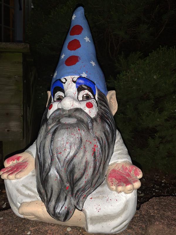 Style Selections 16-in H x 10.38-in W Gnome Garden Statue at Lowes.com