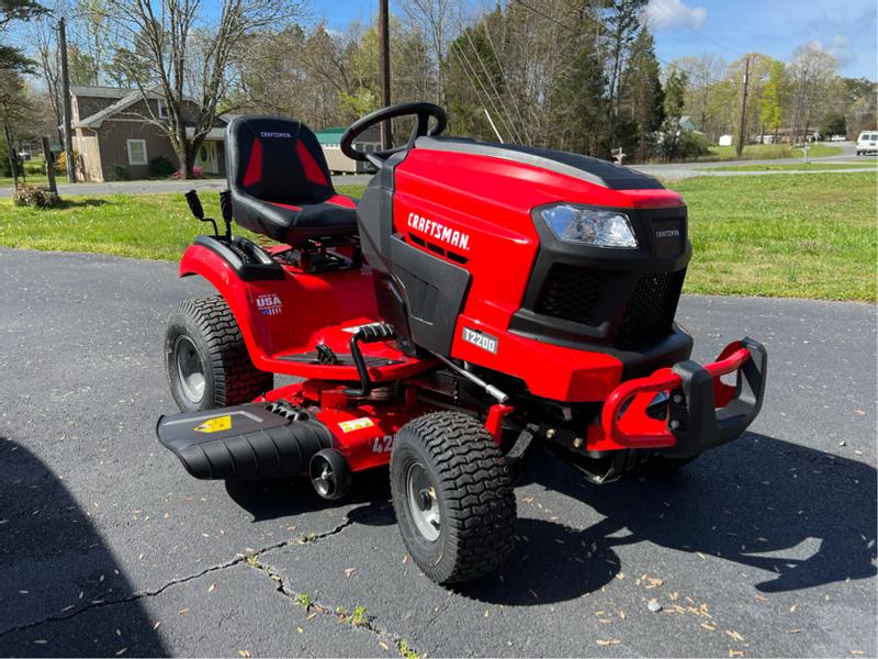 CRAFTSMAN T2200 Turn Tight 42in Riding Lawn Mower In The Gas Riding