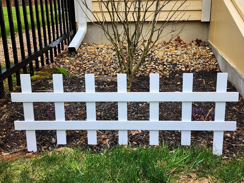 18 in. H 36 in. W White Wood Picket Garden Fence