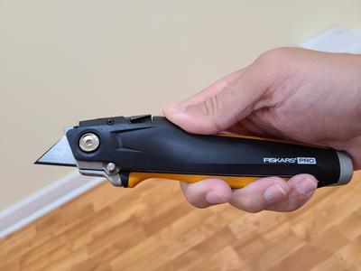 DO FISKARS KNIVES SUCK? FISKARS PRO RETRACTABLE UTILITY KNIFE (#770020) -  BEST OR WORST KNIFE? 