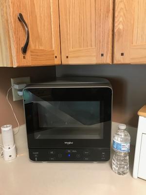 Overview of the Whirlpool Countertop Microwave WMC20005