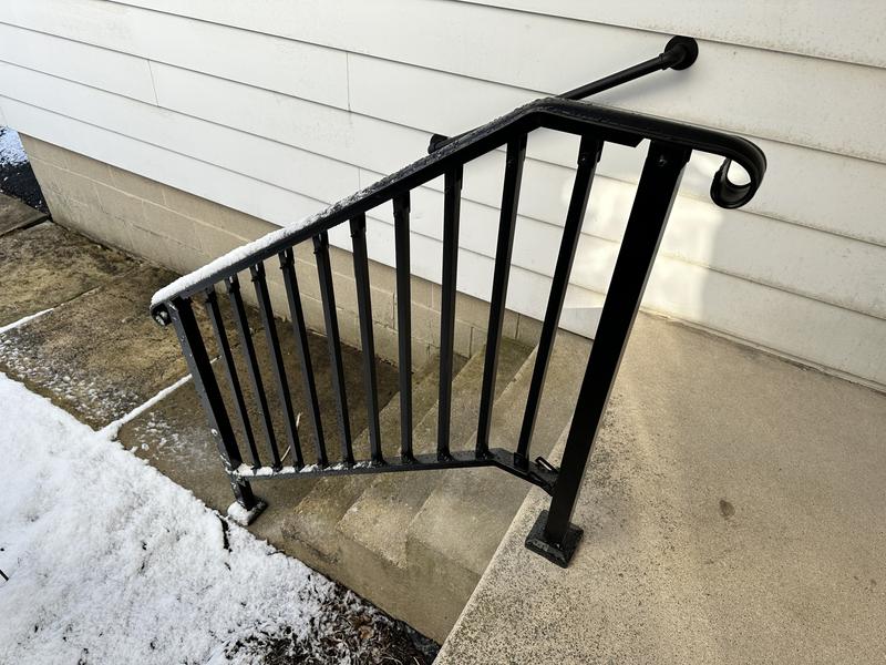 VEVOR 4 ft. Handrails for Outdoor Steps Fit 4 or 5 Steps Outdoor Stair  Railing Wrought Iron Handrail with baluster, Black LTFS4H5BHSTL00001V0 -  The