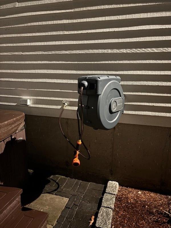 Giraffe Tools Retractable Plastic 150-ft Wall-mount Hose Reel