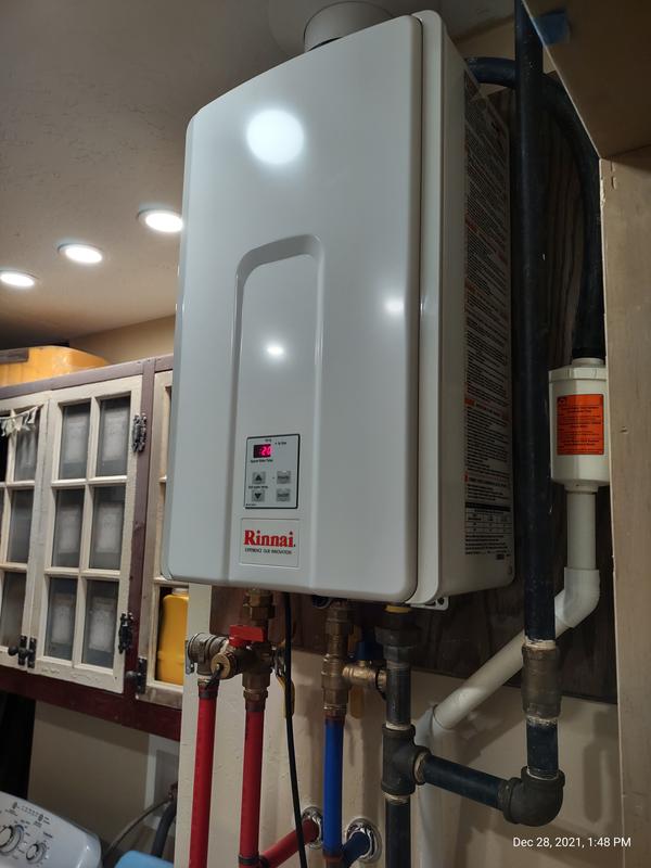Rinnai High Efficiency 7.5-GPM 180000-BTU Indoor Natural Gas Tankless Water  Heater in the Water Heaters department at Lowes.com