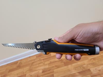 DO FISKARS KNIVES SUCK? FISKARS PRO RETRACTABLE UTILITY KNIFE (#770020) -  BEST OR WORST KNIFE? 