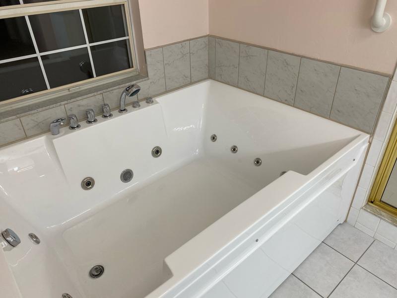 Empava 71 in. Acrylic Right Drain Rectangular Alcove Whirlpool Bathtub in  White with 16 Water Jets EMPV-71JT667B - The Home Depot