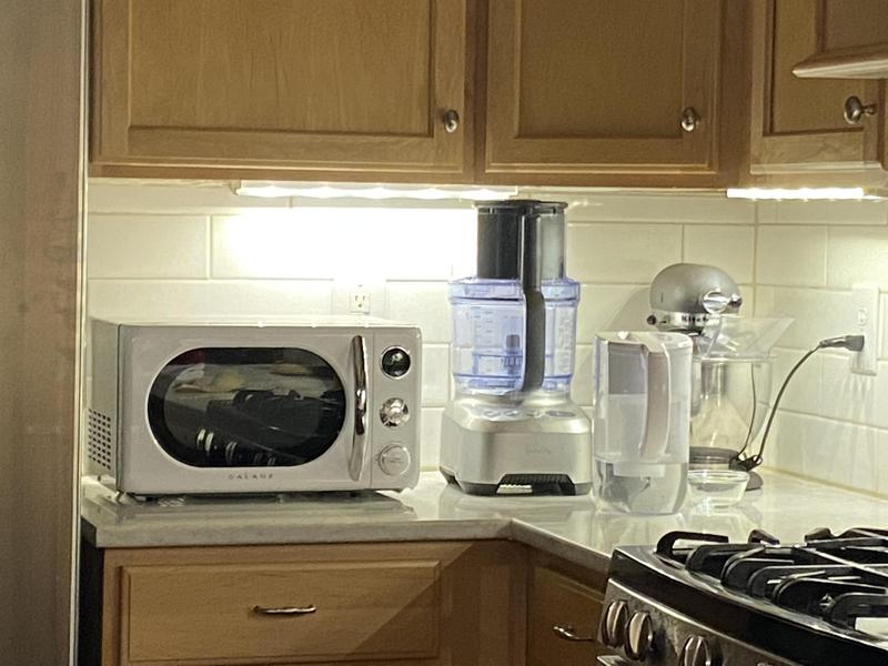Galanz Retro microwave design 0.7-cu ft 700-Watt Countertop Microwave (Milk  Shake White) in the Countertop Microwaves department at