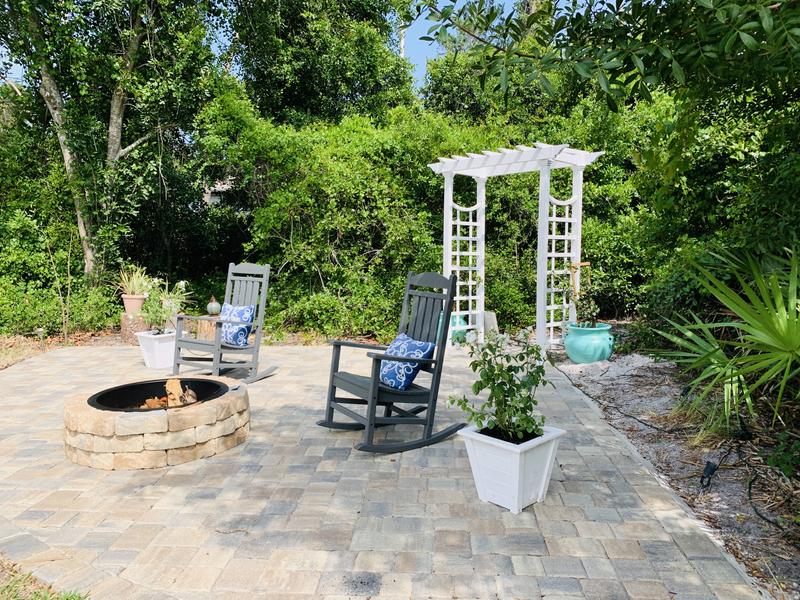 Vita Classic 4.75-ft W x 7.31-ft H White Garden Arbor