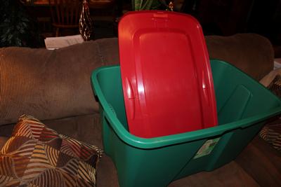 Holiday Living Large 32-Gallons (128-Quart) Red/Green Heavy Duty Tote with  Standard Snap Lid at