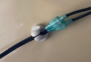 FLEXOWIRE 50 pcs. Serre cable adhesif blanc – fix cable avec embase  adhesive pour cable management – Serre cable plastique, attache cable  adhesive, organisateur de cable, support de cable adhesif : :  Bricolage