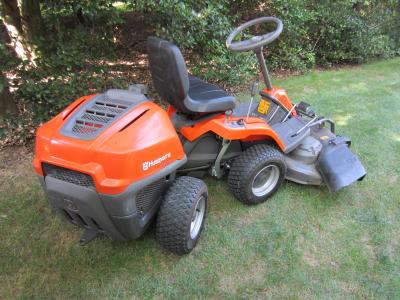 Husqvarna Hydrostatic 42-in Riding Lawn Mower with