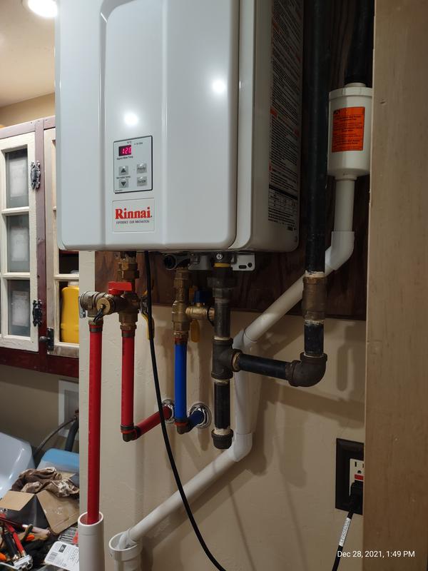 Rinnai High Efficiency 7.5-GPM 180000-BTU Indoor Natural Gas Tankless Water  Heater in the Water Heaters department at Lowes.com