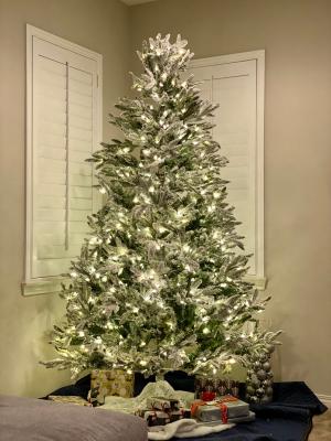 GE 7.5-ft Alaskan Fir Pre-lit Flocked Artificial Christmas Tree with LED  Lights at