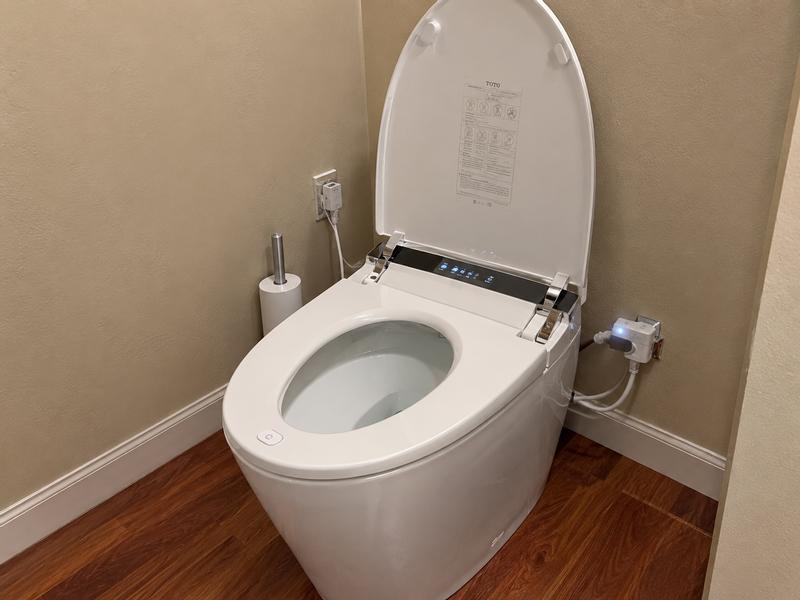 DeerValley Vertex White with Black Backlid Single Elongated Chair ...