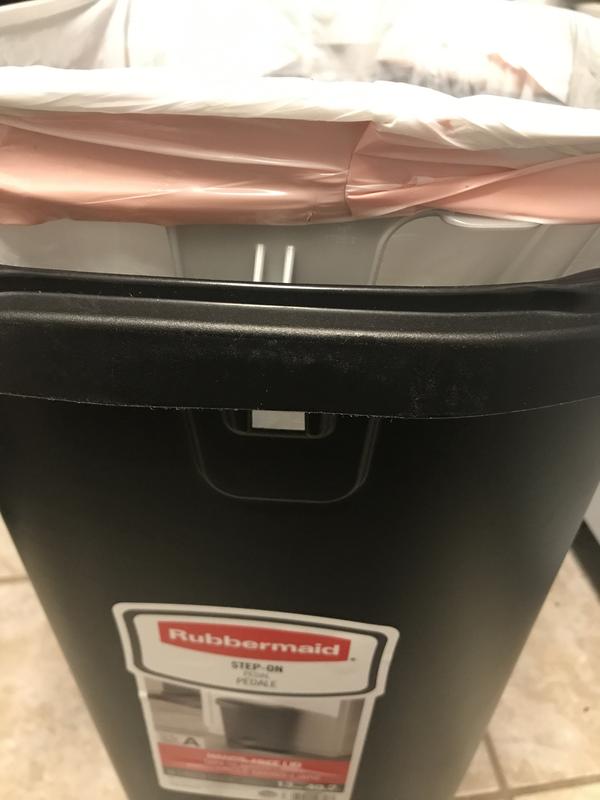 Rubbermaid Classic 13 Gallon Premium StepOn Trash Can