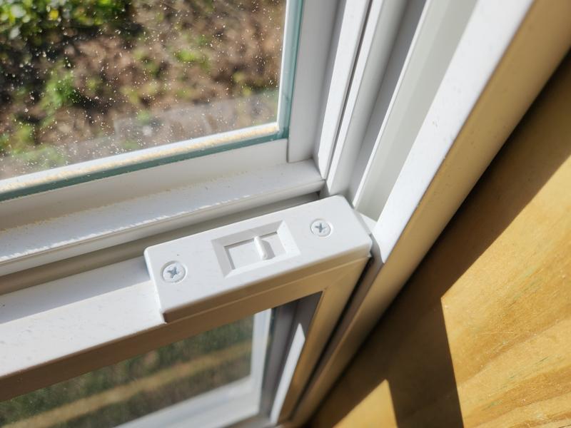 Project Source 20000S Series New Construction 17-1/2-in x 23-1/2-in x 2-1/4-in Jamb White Vinyl Single-glazed Single Hung Window Half Screen Included