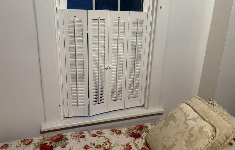 allen + roth 27-in to 29-in W x 36-in L Traditional White Faux wood ...