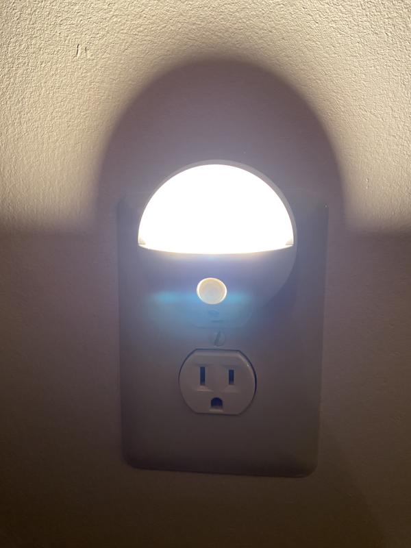 Utilitech White LED Motion Sensor Auto On/Off Night Light NL-CIRC-PI2-1 ...