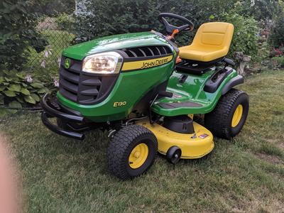 John Deere E130 CARB 42 in 22 HP V twin Riding Lawn Mower CARB