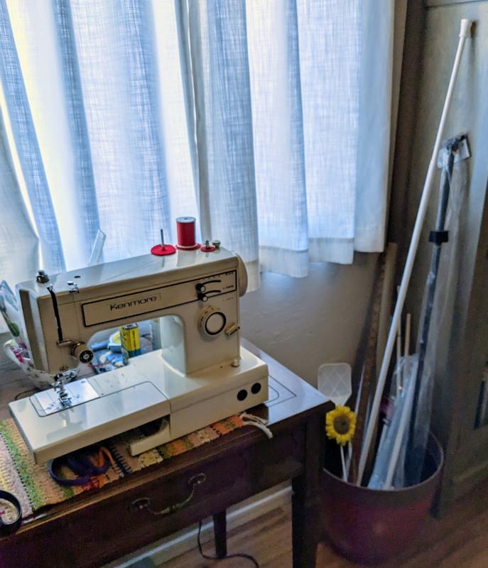 Southern Patio Round 15-in W Large Red Resin Outdoor Planter HDR ...