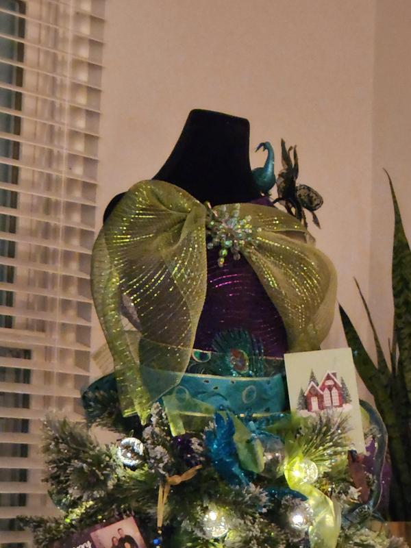 Holiday Living 5.5-ft Pre-lit Mannequin Artificial Christmas Tree with LED  Lights at Lowes.com