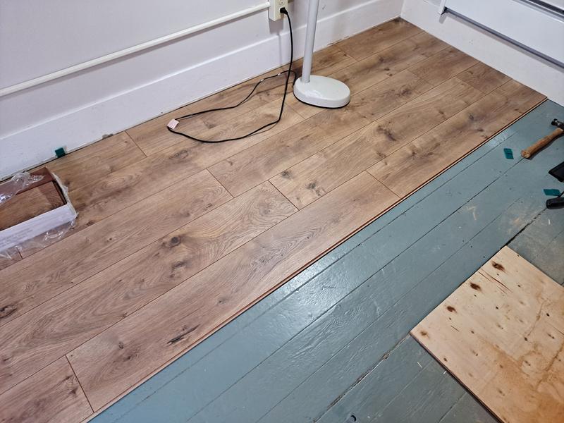 Pergo Classics Summer Oak Water Resistant Laminate Flooring