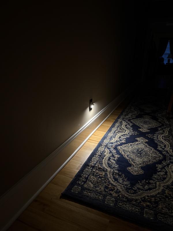 Utilitech White LED Motion Sensor Auto On/Off Night Light NL-CIRC-PI2-1 ...