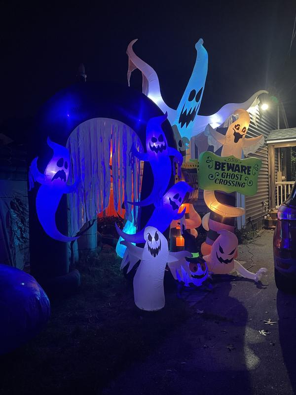 Haunted Living 8.99-ft Lighted Airblown Ghost Inflatable in the Outdoor ...