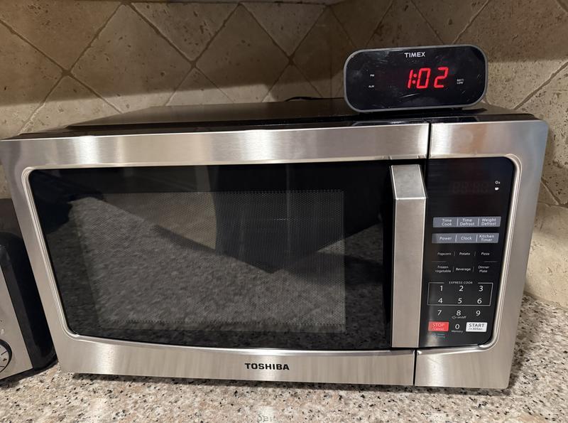 Toshiba 0.9-cu ft 900 -Watt Countertop Microwave ( Black Stainless