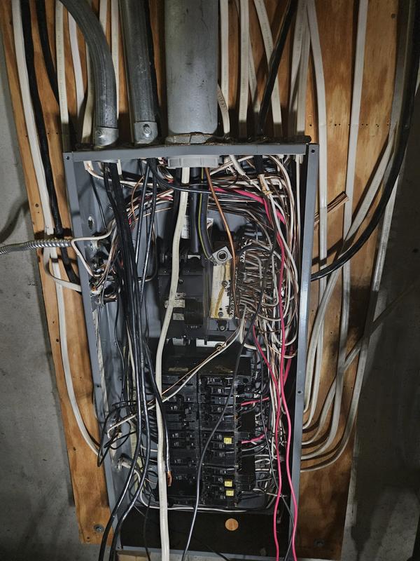 Square D Homeline 100-Amp 8-Spaces 16-Circuit Indoor Main Square D Homeline 100-Amp 8-Spaces 16-Circuit Indoor Main