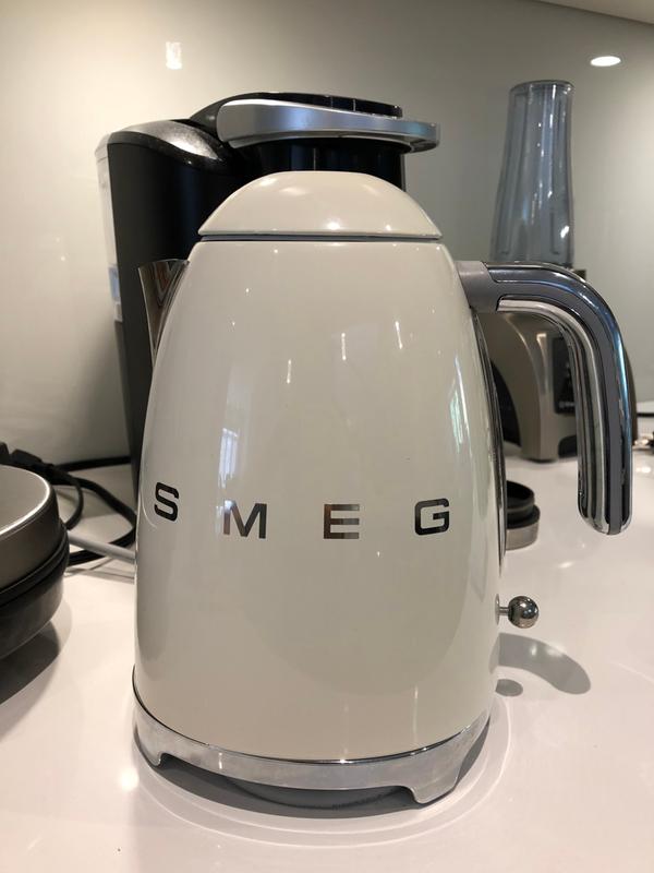 SMEG Red 7-Cup Corded Electric Kettle at