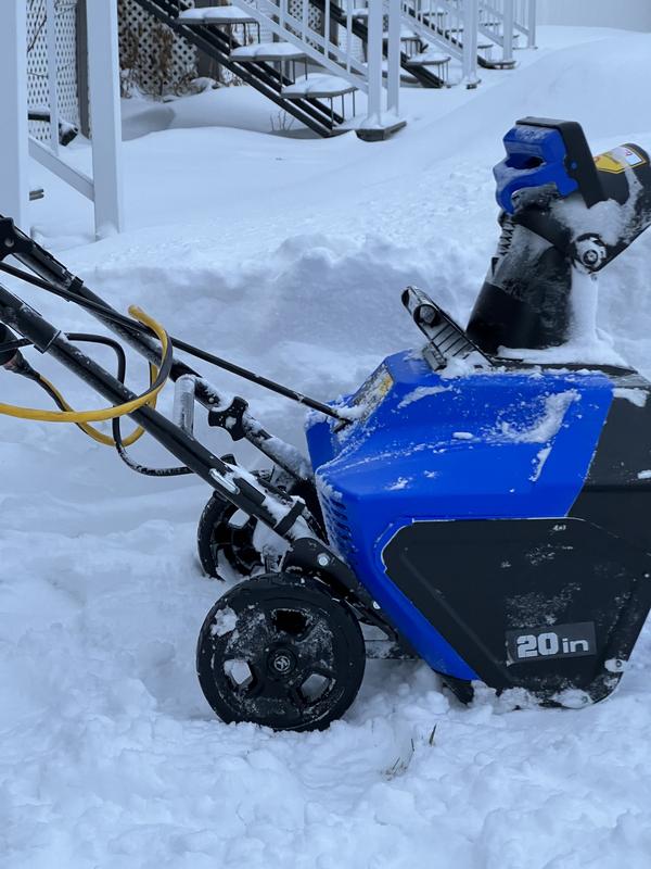 Pelle à neige Kobalt multi-têtes moteur sans balai avec un manche