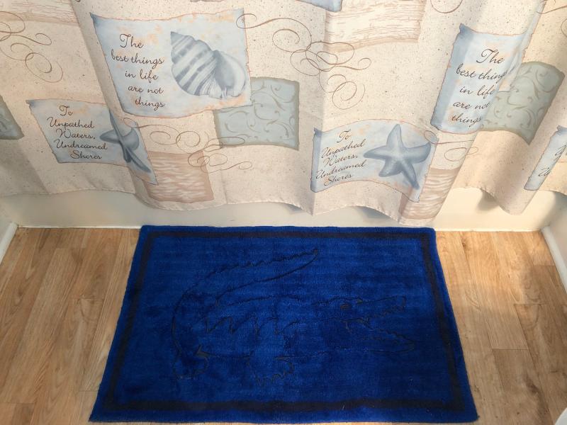Alligator bath mat