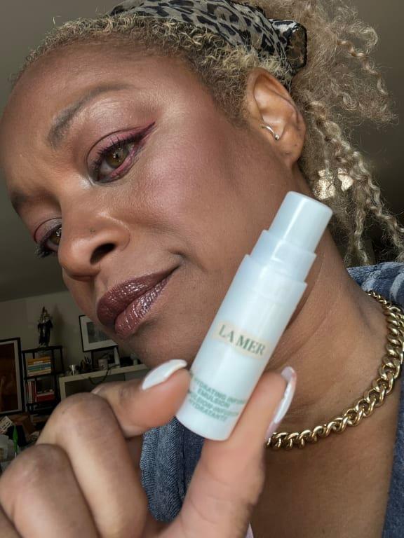 Smoothes and soothes eye wrinkles and dryness