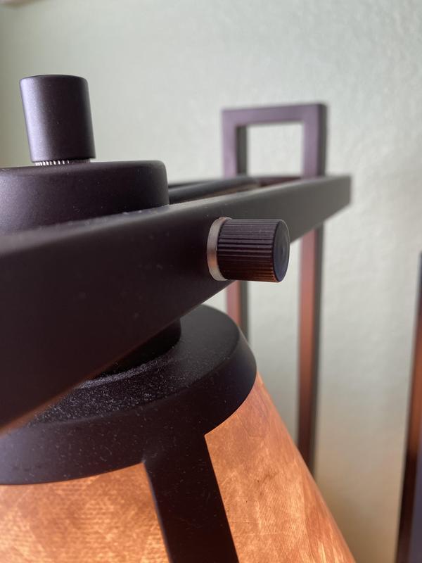 this is supposed to tighten the lamp shade to hold it in various positions and it doesnt work now.