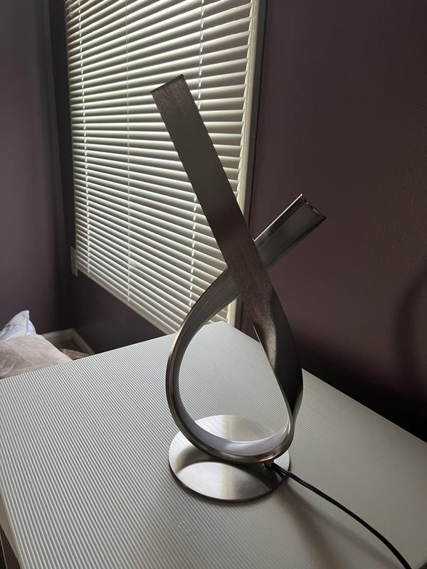 Love the 2 nightstand lamps. Great look & functionality.