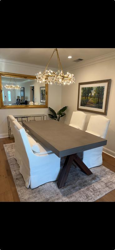 Gorgeous chandeliers, it looks even better in person! The crystal pieces look high quality!