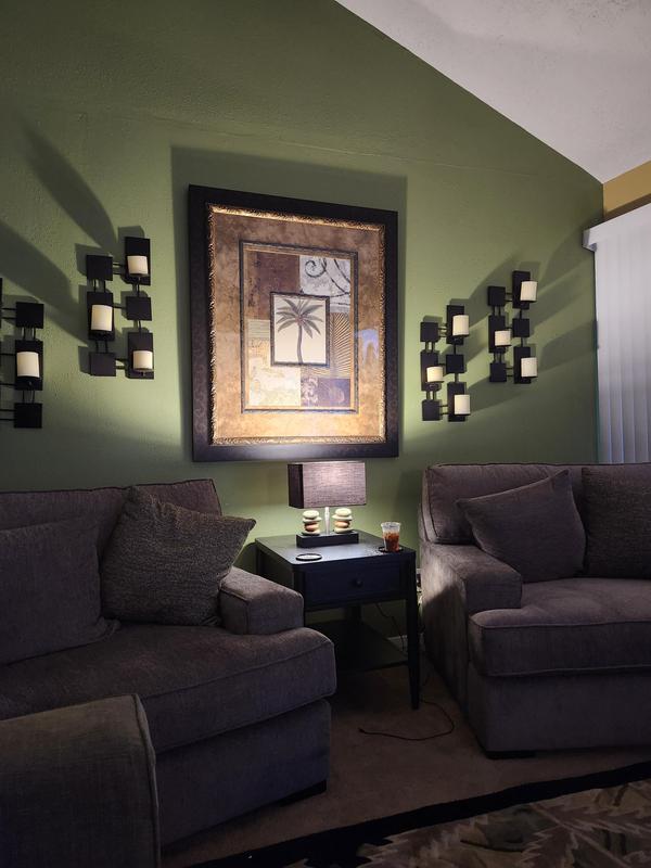 Showcases wall art beautifully!