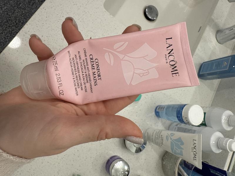 Customer photo for "Amazing moisturising my hands."